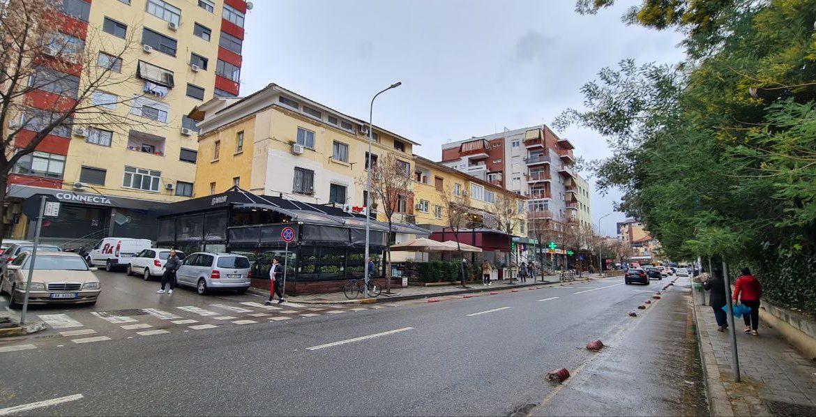 Ambient biznesi per shitje, te Medreseja, Tirane.