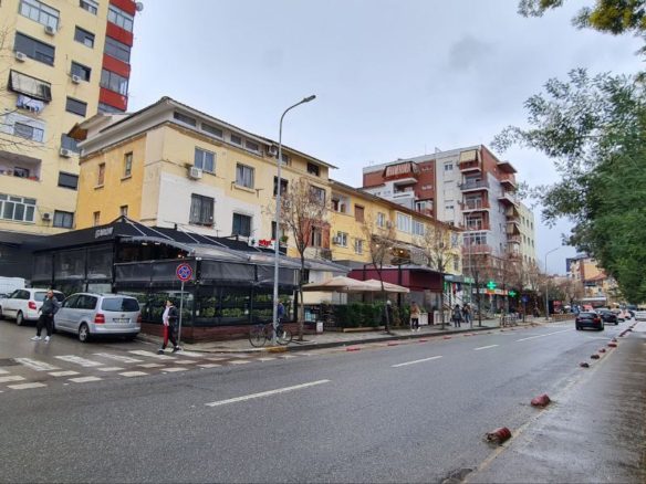 Ambient biznesi per shitje, te Medreseja, Tirane.