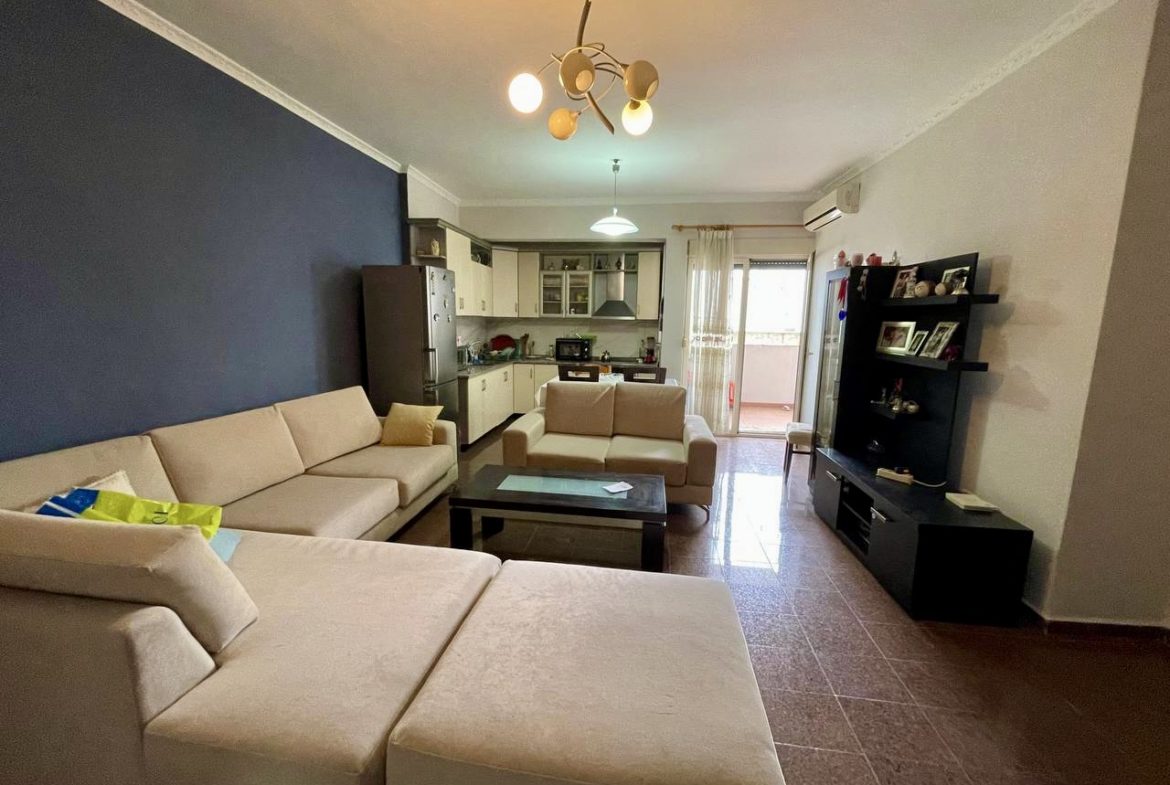 Apartament 2+1 per shitje, te rruga re e Portit, Durres