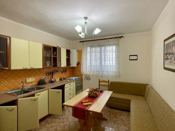 Apartament per shitje, pjese e nje ndertese 2 kateshe, prane shkolles Qemal Mici, Durres
