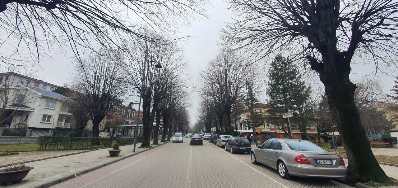 Hotel per shitje te Bulevardi Republika, Korce.