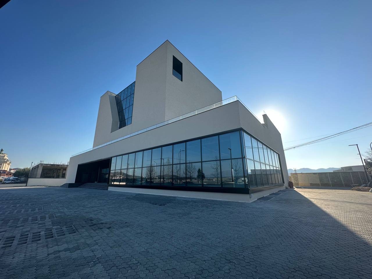 Ndertese multifunksionale per qera, prane Rinasit, Tirane.