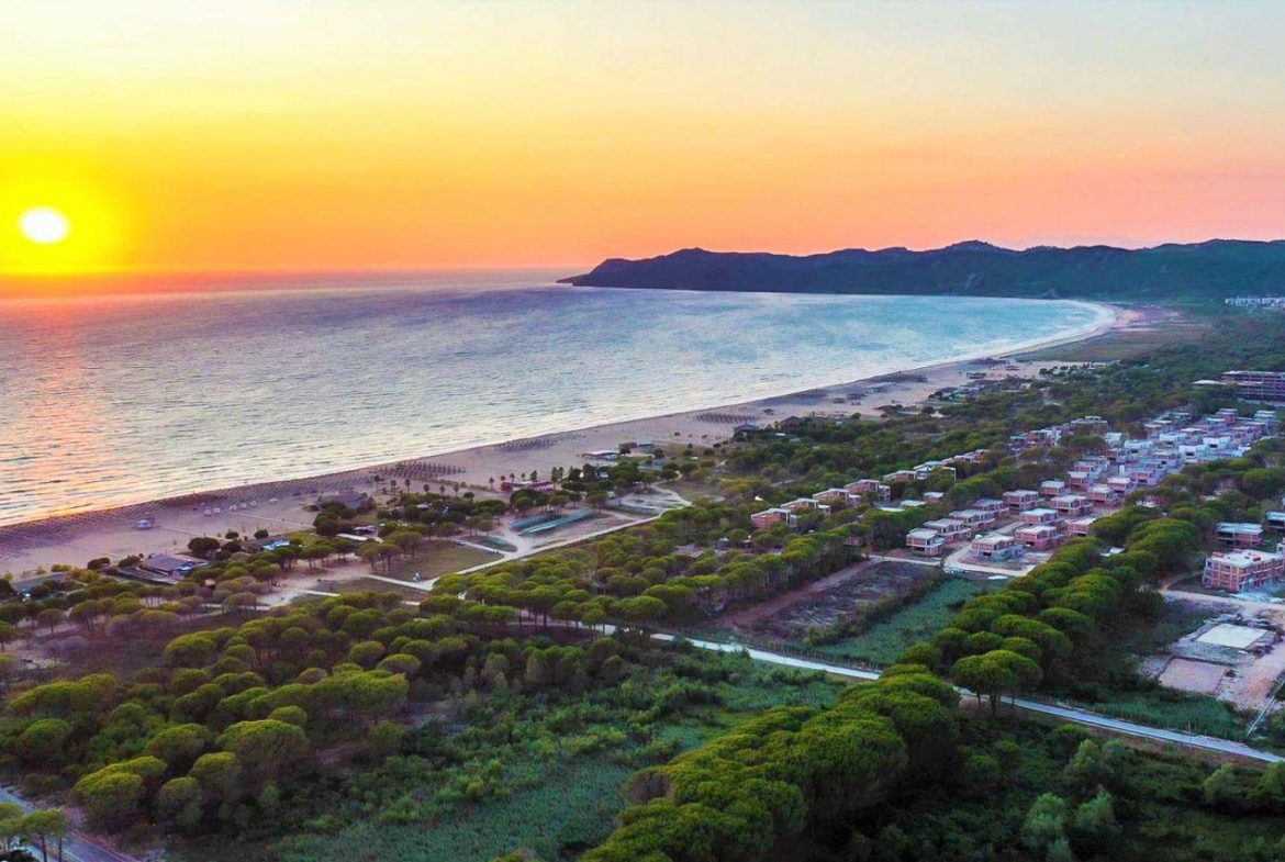 Toke per shitje, te Gjiri Lalezit, Durres.
