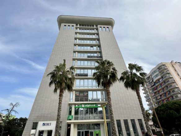 Ambient per zyra me qera prane Bashkise Durres