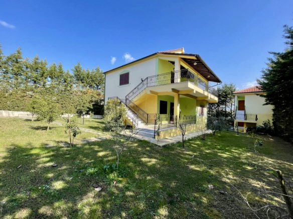 Vila per shitje se bashku me 3080 m2 toke, Arapaj