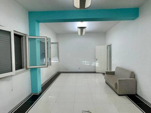 Ambient biznesi per shitje dhe qera, prane Muzeumit te Deshmorve, Durres
