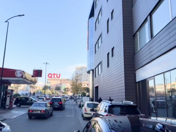 Ambient biznesi per shitje te Zogu ZI, Tirane