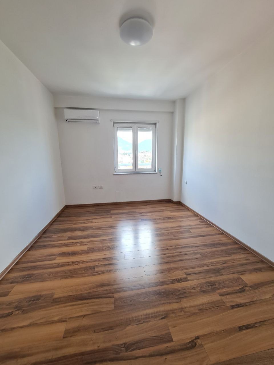 Ambient per qera, prane RTSH, Tirane.