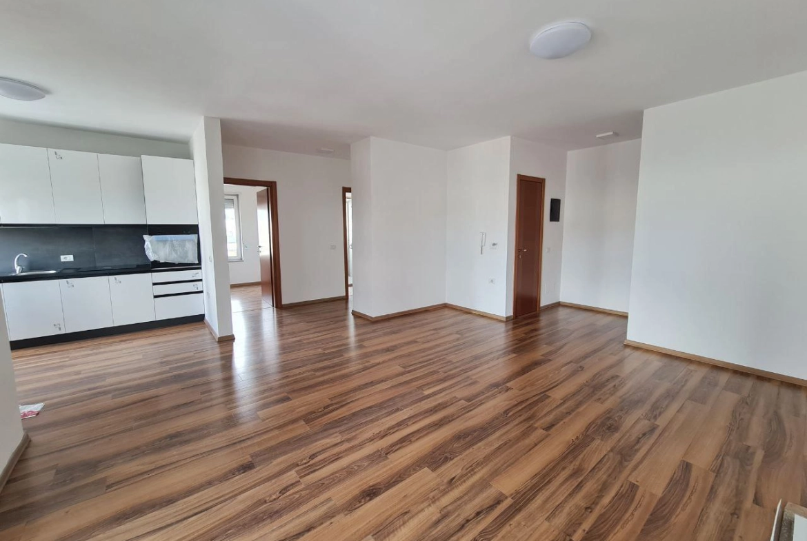 Ambient per qera, prane RTSH, Tirane.