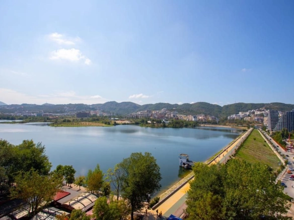 Super apartament 2+1 per qera, te Liqeni Artificial, Tirane.