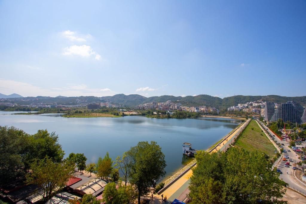 Super apartament 2+1 per qera, te Liqeni Artificial, Tirane.