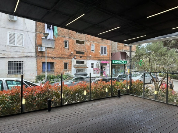 Lokal per shitje, prane 21 Dhjetorit, Tirane.
