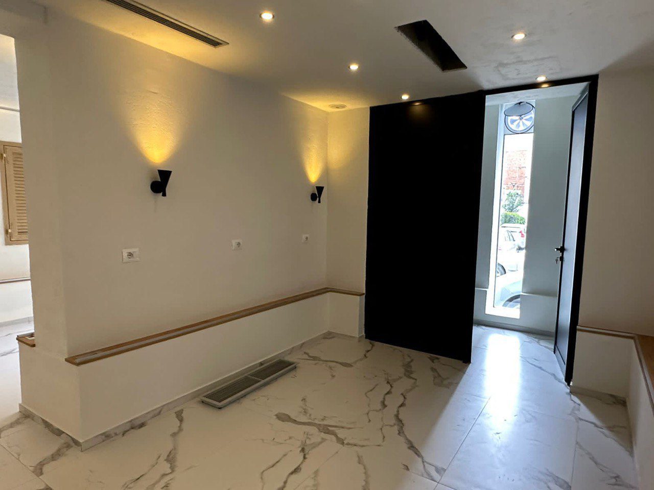 Lokal per shitje, prane 21 Dhjetorit, Tirane.