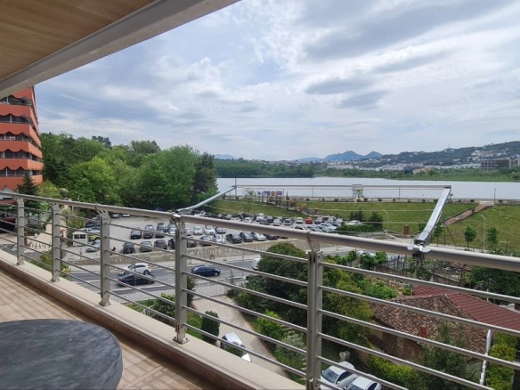 Super apartament 3+1 me pamje fantastike per qera, te Liqeni Artificial, Tirane.