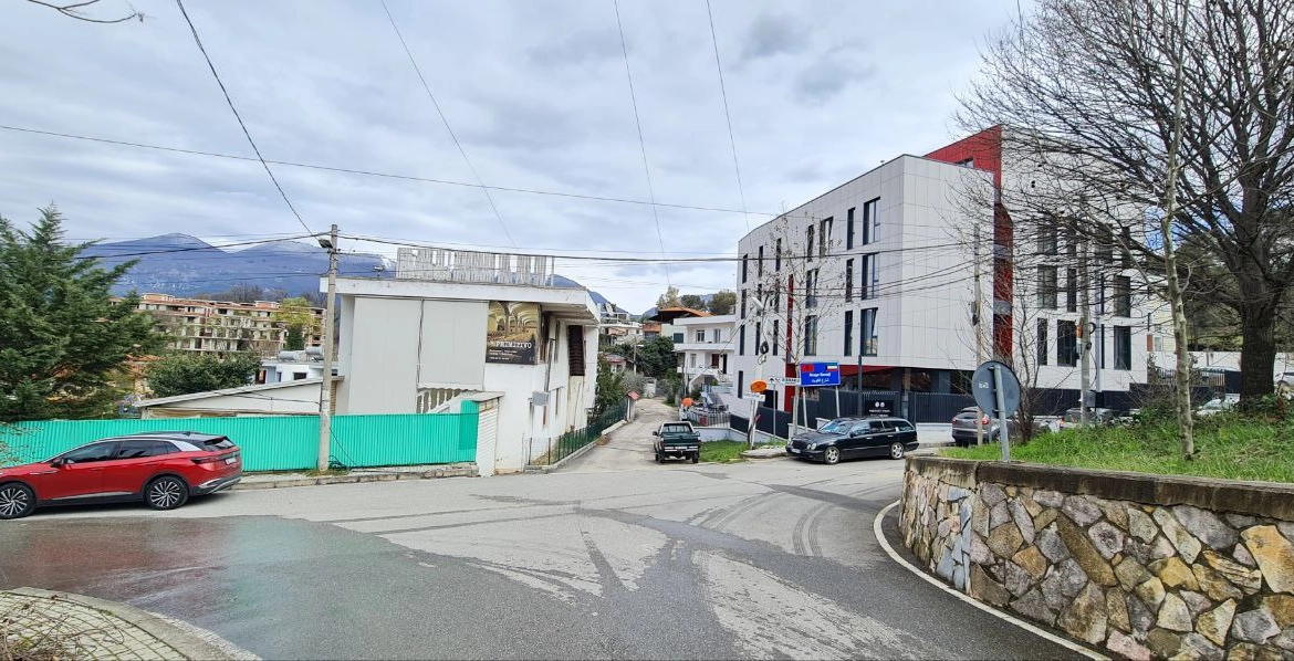 Toke truall per shitje, prane Rruges se Elbasanit, Tirane.