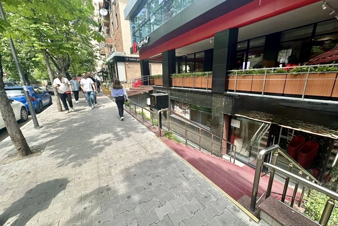 Okazion! Ambient biznesi per shitje, ne Bllok, Tirane.