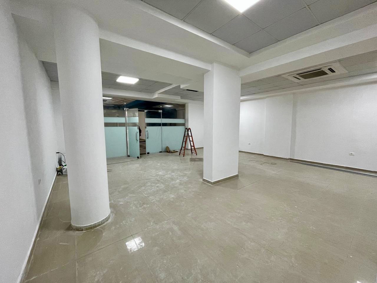 Shitet ose jepet me qera ambient biznesi ne Qender, Durres