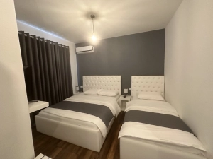 Hotel i vogel per shitje, ne Kombinat, Tirane.