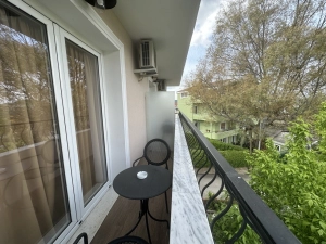 Hotel i vogel per shitje, ne Kombinat, Tirane.