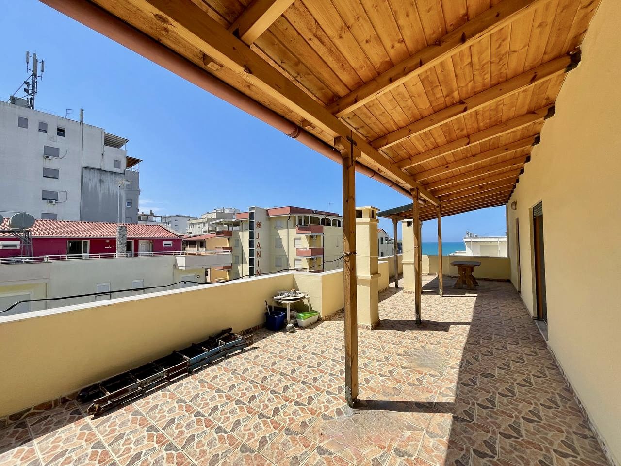 Papafingo per shitje te Shkembi Kavajes, Durres