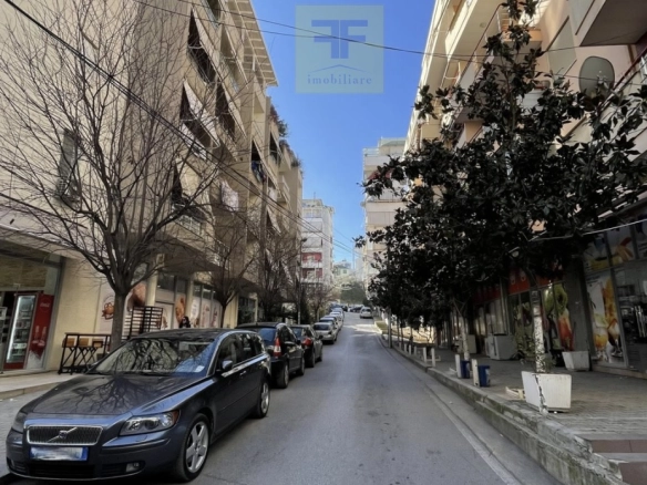 Ambient per shitje, prane Kopshtit Botanik, Tirane.