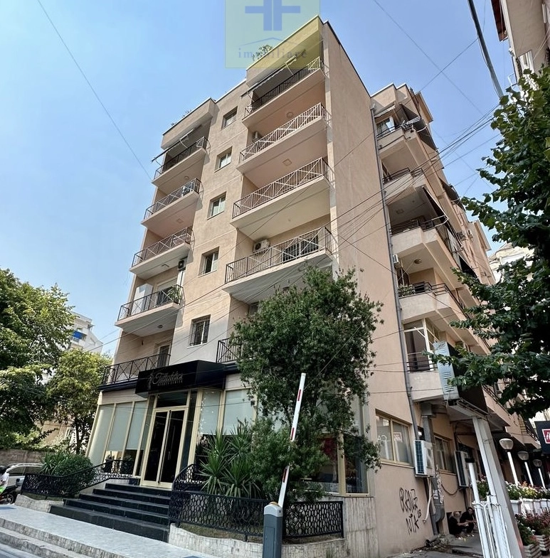 Ambient per zyra me qera, ne Bllok, Tirane.