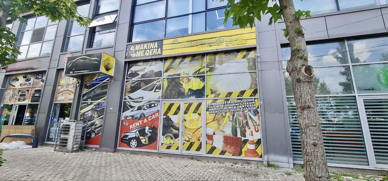 Dyqan buze rruge per shitje pranë Terminalit të Autobusave të Veriut