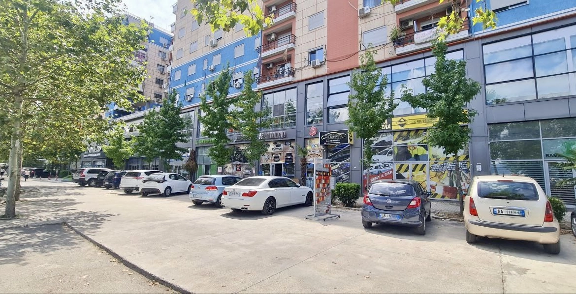 Dyqan buze rruge per shitje pranë Terminalit të Autobusave të Veriut
