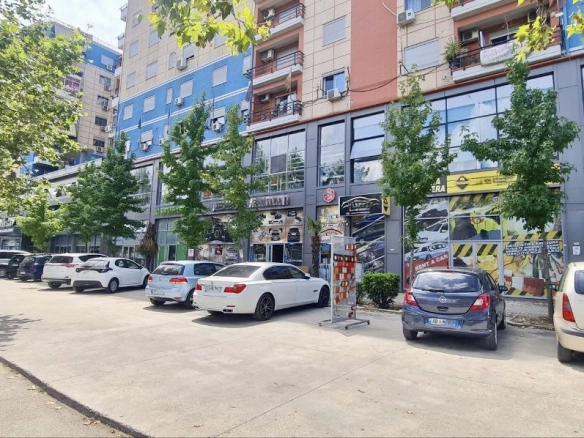 Dyqan buze rruge per shitje pranë Terminalit të Autobusave të Veriut