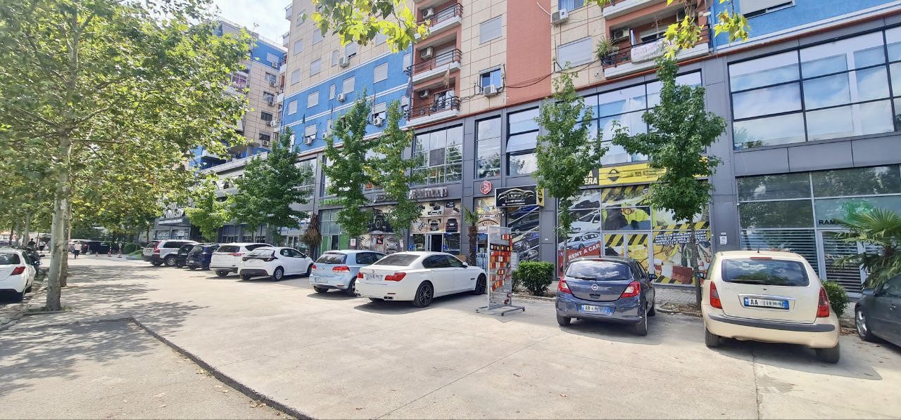 IMAGE 2023-08-08 13:50:45 Dyqan buze rruge per shitje pranë Terminalit të Autobusave të Veriut