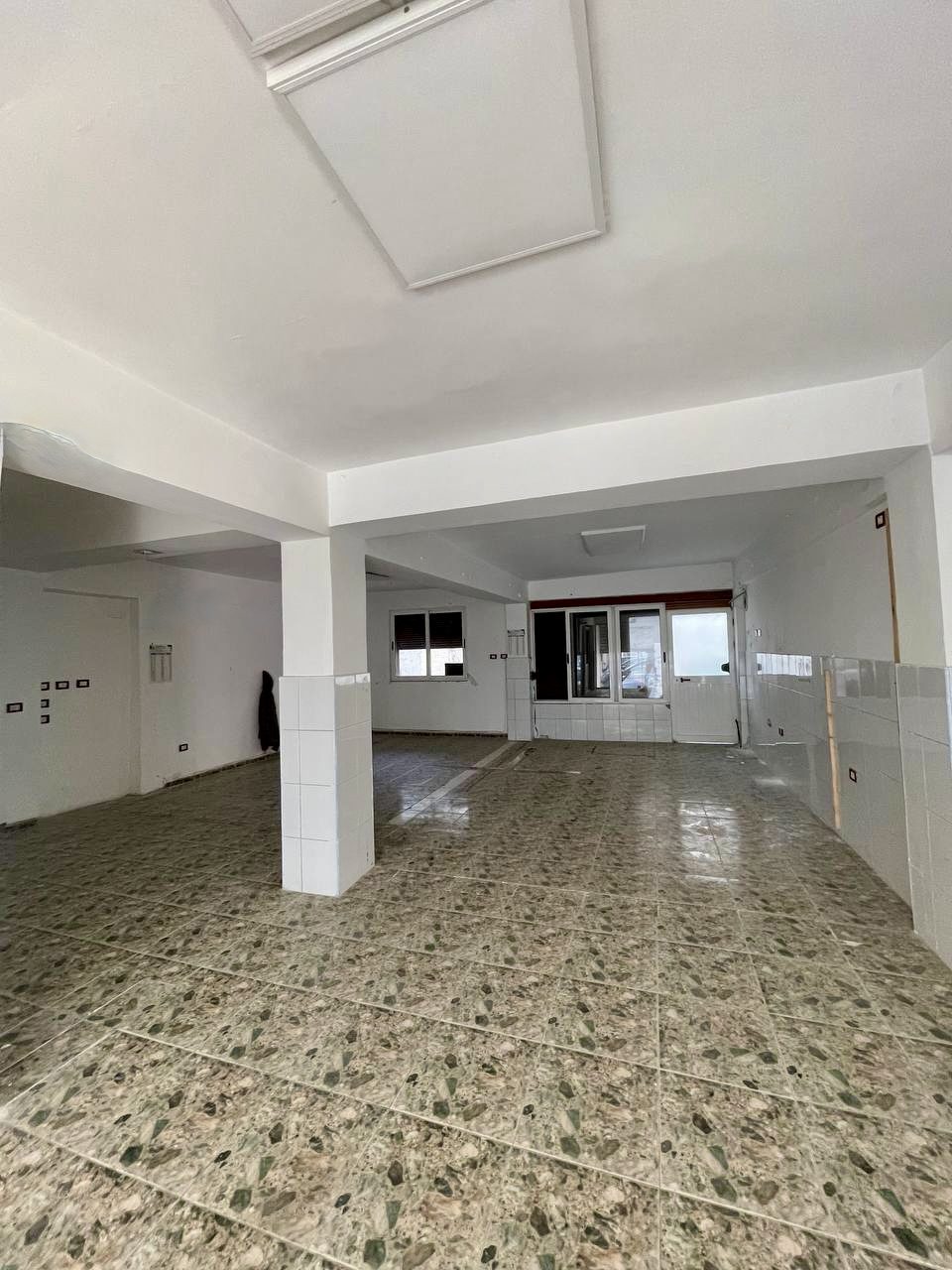 Ambient biznesi me qera prane Flagship, Durres