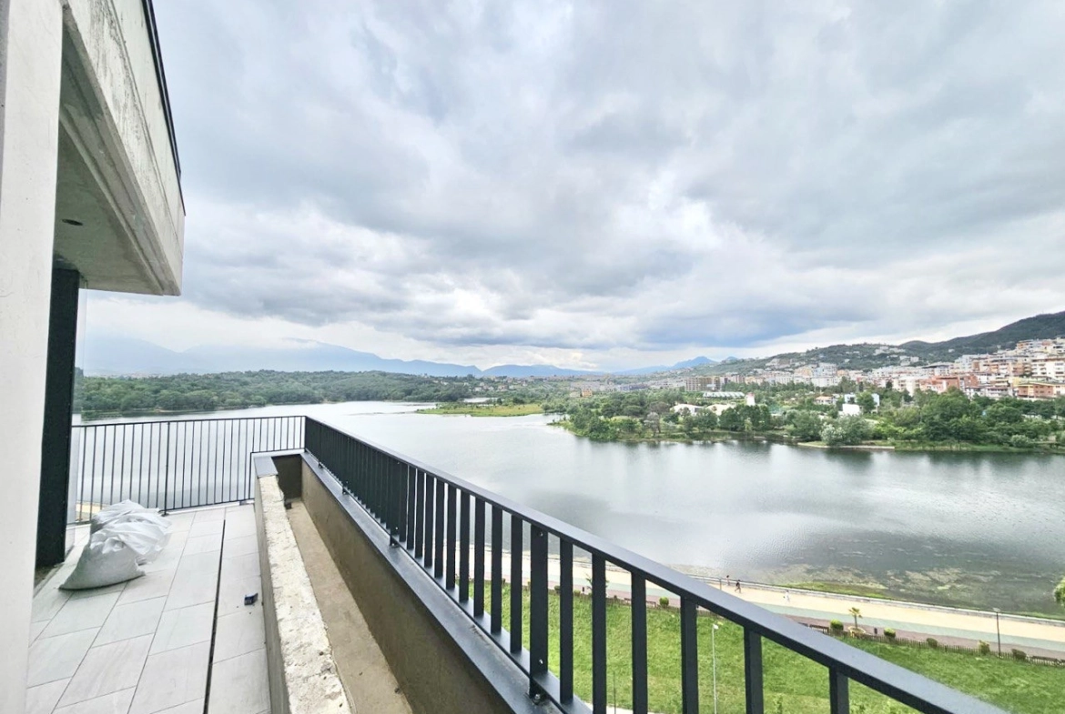 Apartament 3+1+2 poste parkimi per shitje, Residenca Lake View, Tirane.