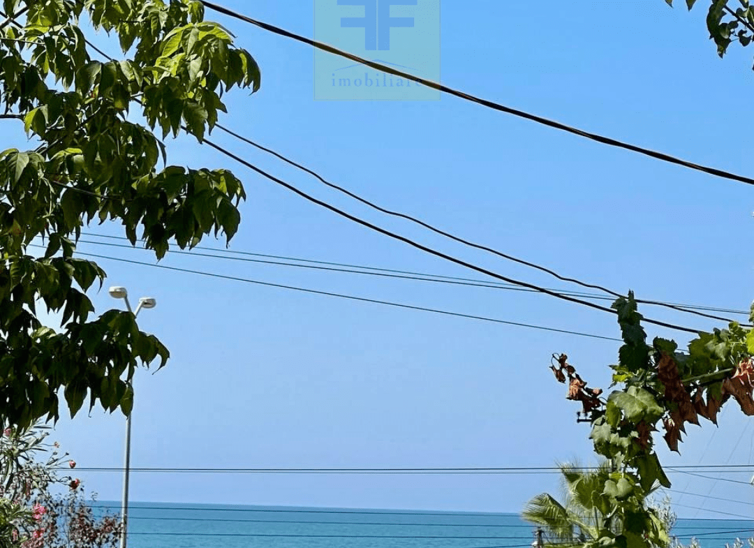 Truall per ndertim me pamje nga deti te Shkembi Kavajes, Durres.