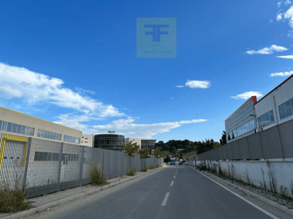 Toke per shitje, prane DHL, Tirane.