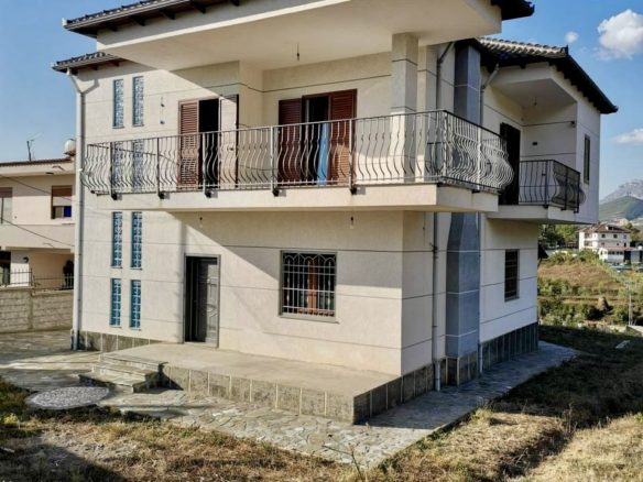 Vile 2 kate per shitje, Tufine, Tirane.