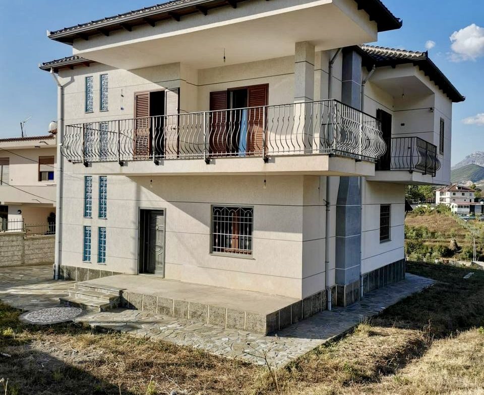 Vile 2 kate per shitje, Tufine, Tirane.
