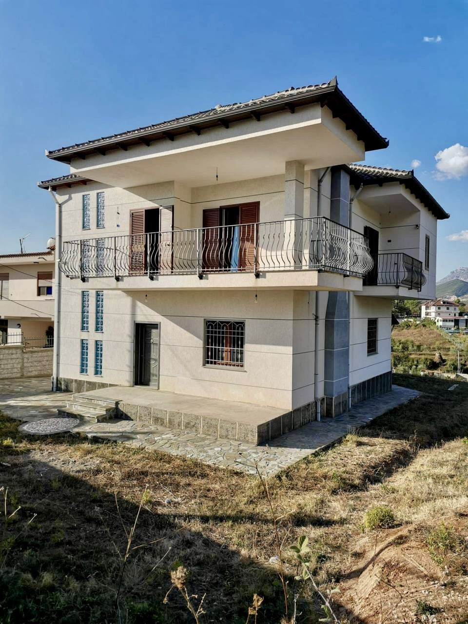 Vile 2 kate per shitje, Tufine, Tirane.