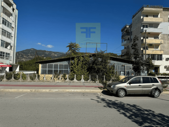 Truall 1900 m2 per shitje, Permet.