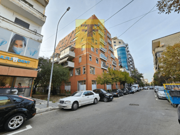 Garazh i mbyllur per shitje, prane Bllokut, Tirane.