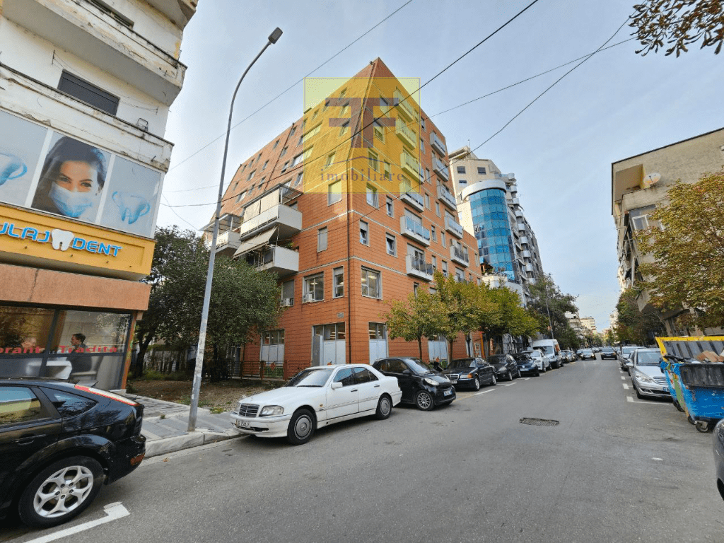 Garazh i mbyllur per shitje, prane Bllokut, Tirane.