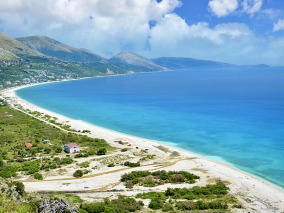 Super hotel me pamje nga deti per shitje ne aksin Himare-Sarande.
