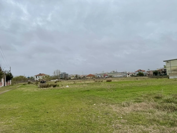 Truall 850 m2 per shitje prane Xhamise, Plazh