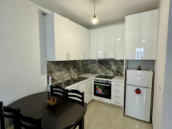 Apartament 1+1 me qira prane hotel Florida, Plazh