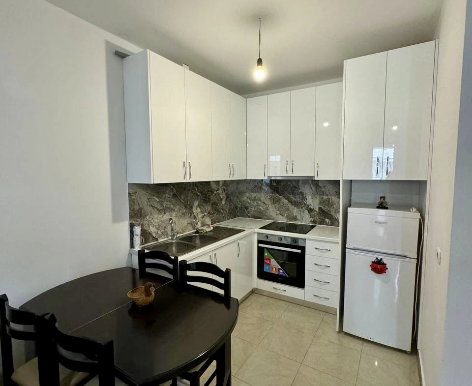 Apartament 1+1 me qira prane hotel Florida, Plazh