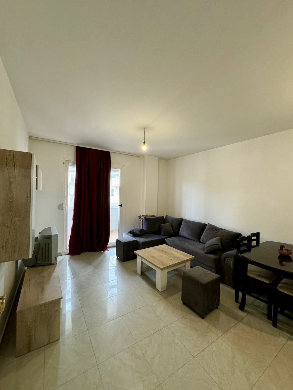 Apartament 1+1 me qira prane hotel Florida, Plazh
