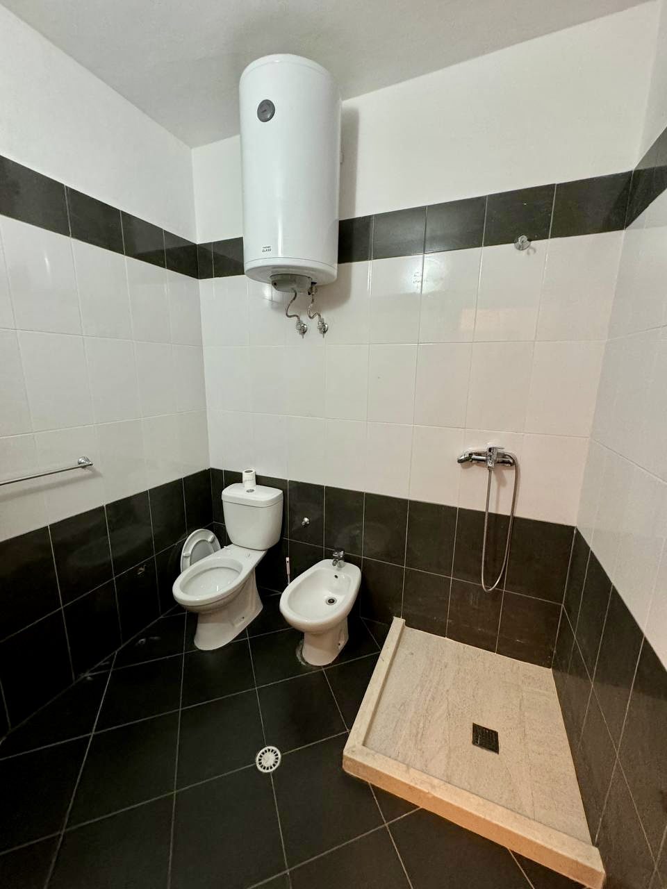 Gasoniere per shitje te hotel Bleart, Shkembi Kavajes, Durres