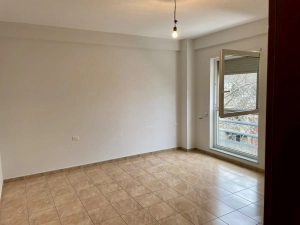 Ambient me qera i pershtatshem per biznes prane Liceut Artistik, Tirane
