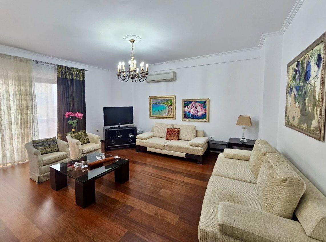 Jepet me qera apartament 2+1+Parkim prane Qendres!