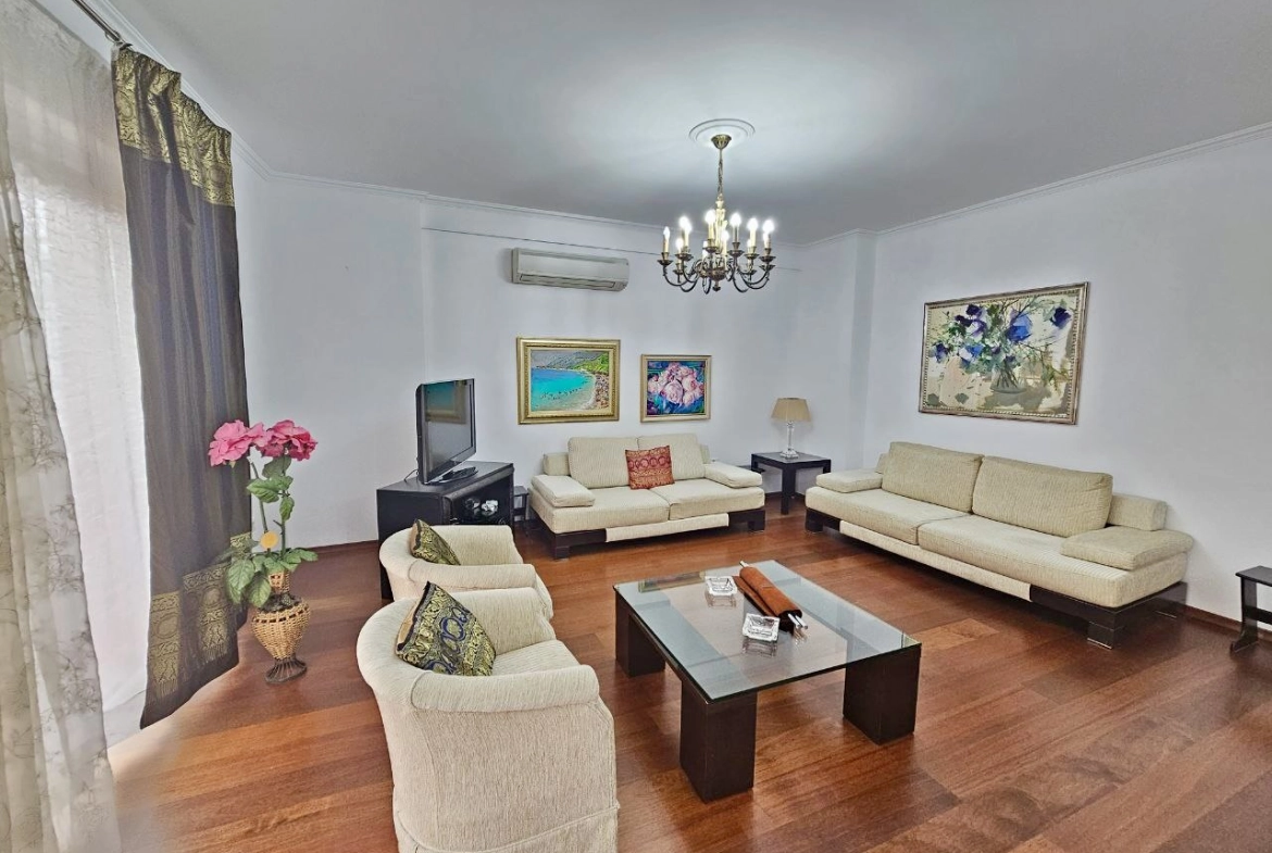 Jepet me qera apartament 2+1+Parkim prane Qendres!