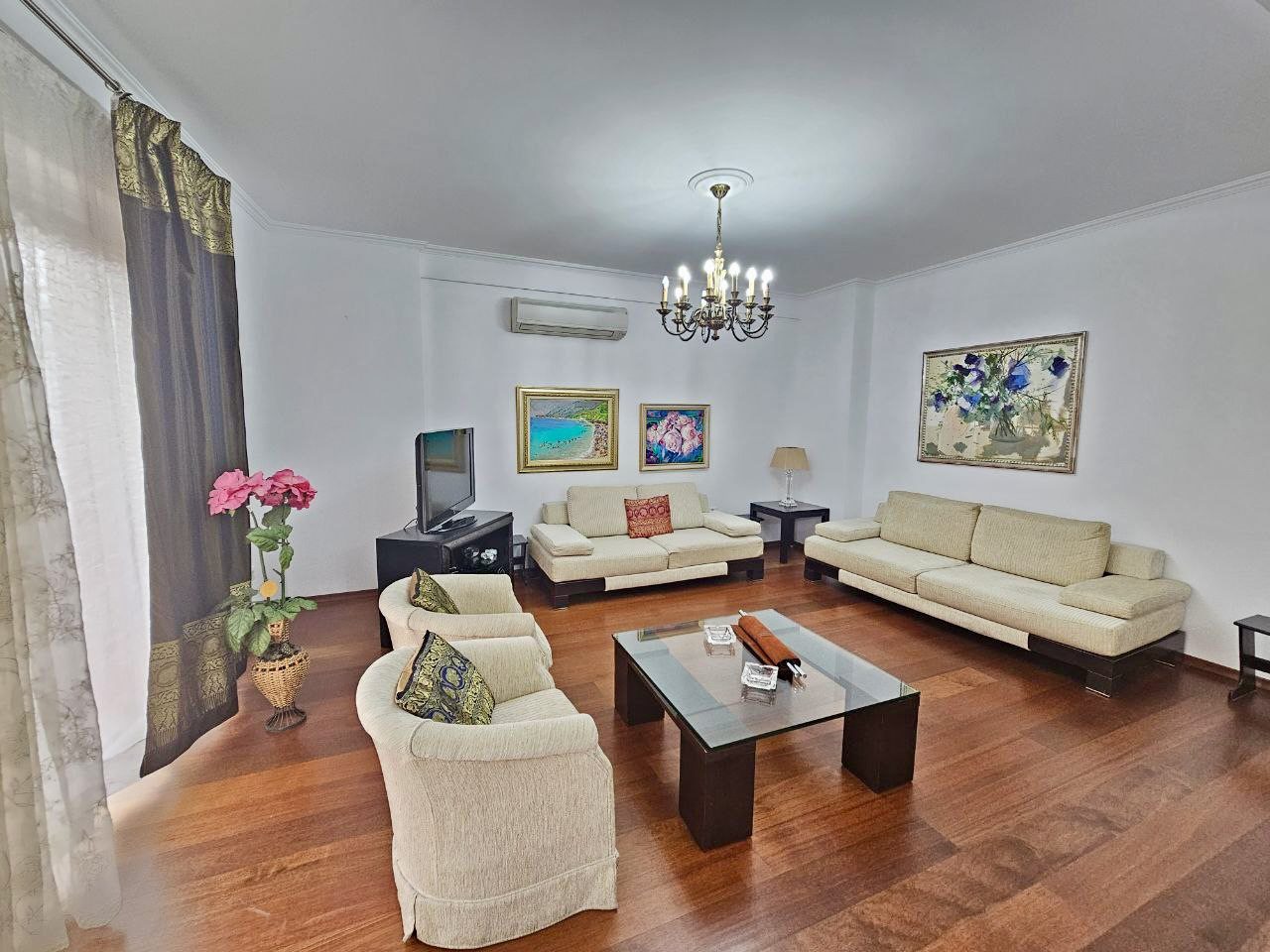 Jepet me qera apartament 2+1+Parkim prane Qendres!